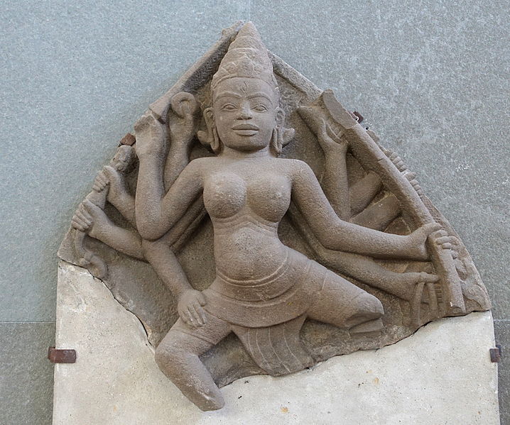 Bức tượng Nữ thần Dunga bằng đá sa thạch niên đại 10-11, hiện được lưu giữ tại Bảo tàng Chăm Đà Nẵng. Ảnh BT Chăm Đà Nẵng