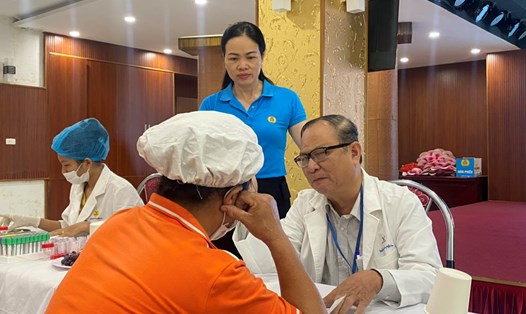 Công nhân lao động quận Long Biên tại chương trình khám sức khoẻ miễn phí do Liên đoàn Lao động quận phối hợp tổ chức. Ảnh: CĐCS