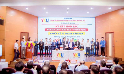 Trường Đại học Công nghệ Thông tin và Truyền thông Việt-Hàn Đà Nẵng ký kết hợp tác đào tại kỹ sư thiết kế vi mạch. Ảnh: Nguyên Thi