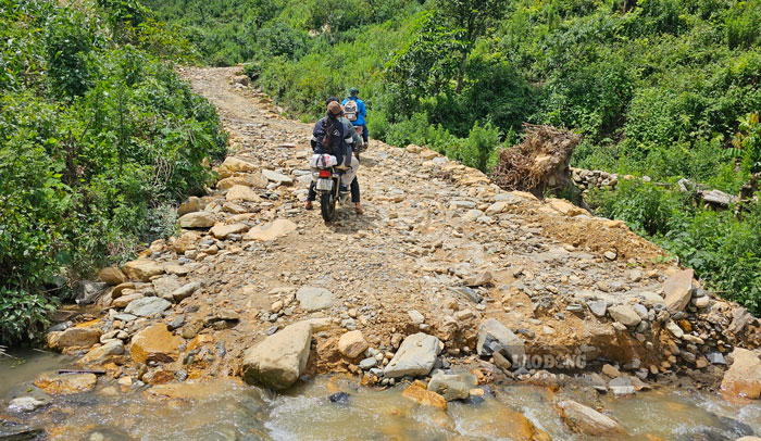3. Đoạn đường đất đá gồ ghề cùng nhiều con dốc dựng ngược là bắt đầu hành trình chinh phục đỉnh Lùng Cúng (nằm ở độ cao 2.913m so với mực nước biển và là 1 trong 15 đỉnh núi cao nhất Việt Nam).