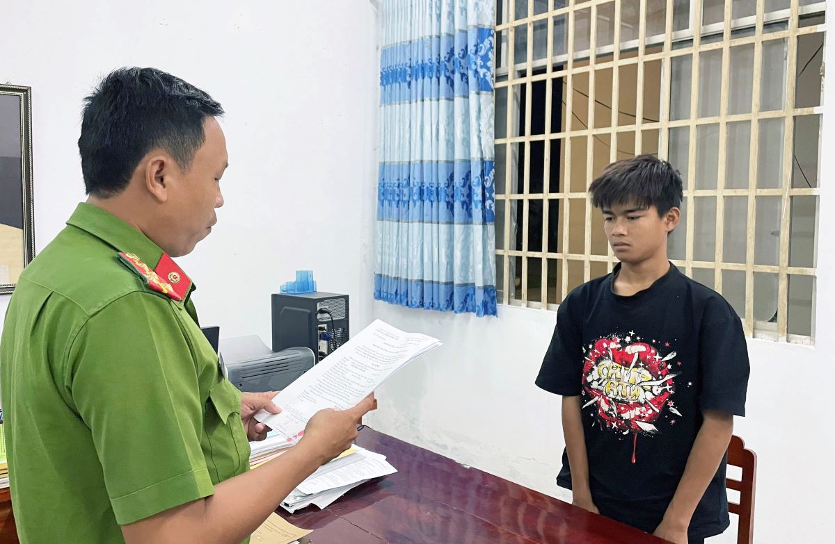 Cơ quan Công an thị xã Tân Châu đọc lệnh bắt tạm giam đối tượng Trương Văn Lép. Ảnh: Nghiêm Túc