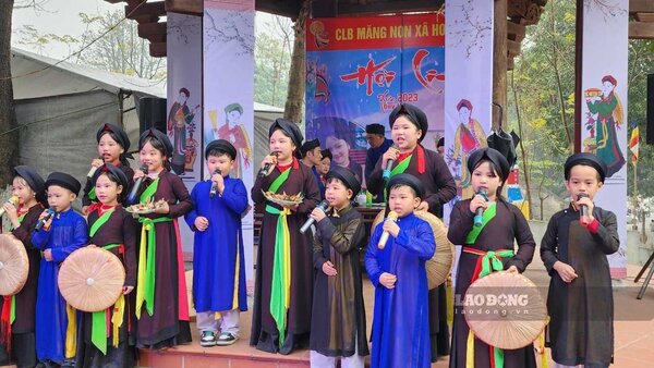 Câu lạc bộ măng non quan họ xã Hoàn Sơn (huyện Tiên Du, Bắc Ninh) biểu diễn tại hội Lim 2023 nhận được nhiều sự tán thưởng từ du khách đến du xuân, trảy hội. Ảnh: Vân Trường 