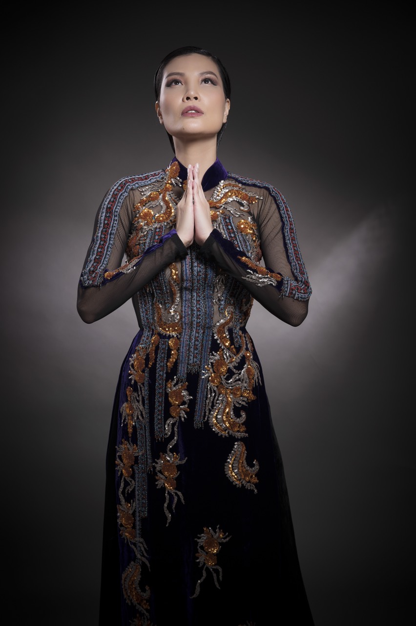 Siêu mẫu Vũ Cẩm Nhung khoe dáng trong bộ sưu tập áo dài mới của NTK Đức Hùng. Ảnh: Trịnh Quốc Huy