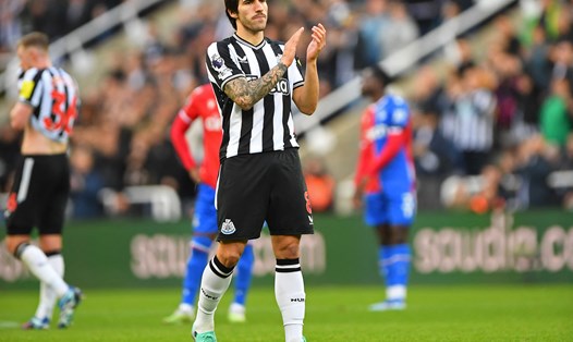 Sandro Tonali được các cổ động viên Newcastle động viên trước khi bị cấm thi đấu dài hạn. Ảnh: AFP