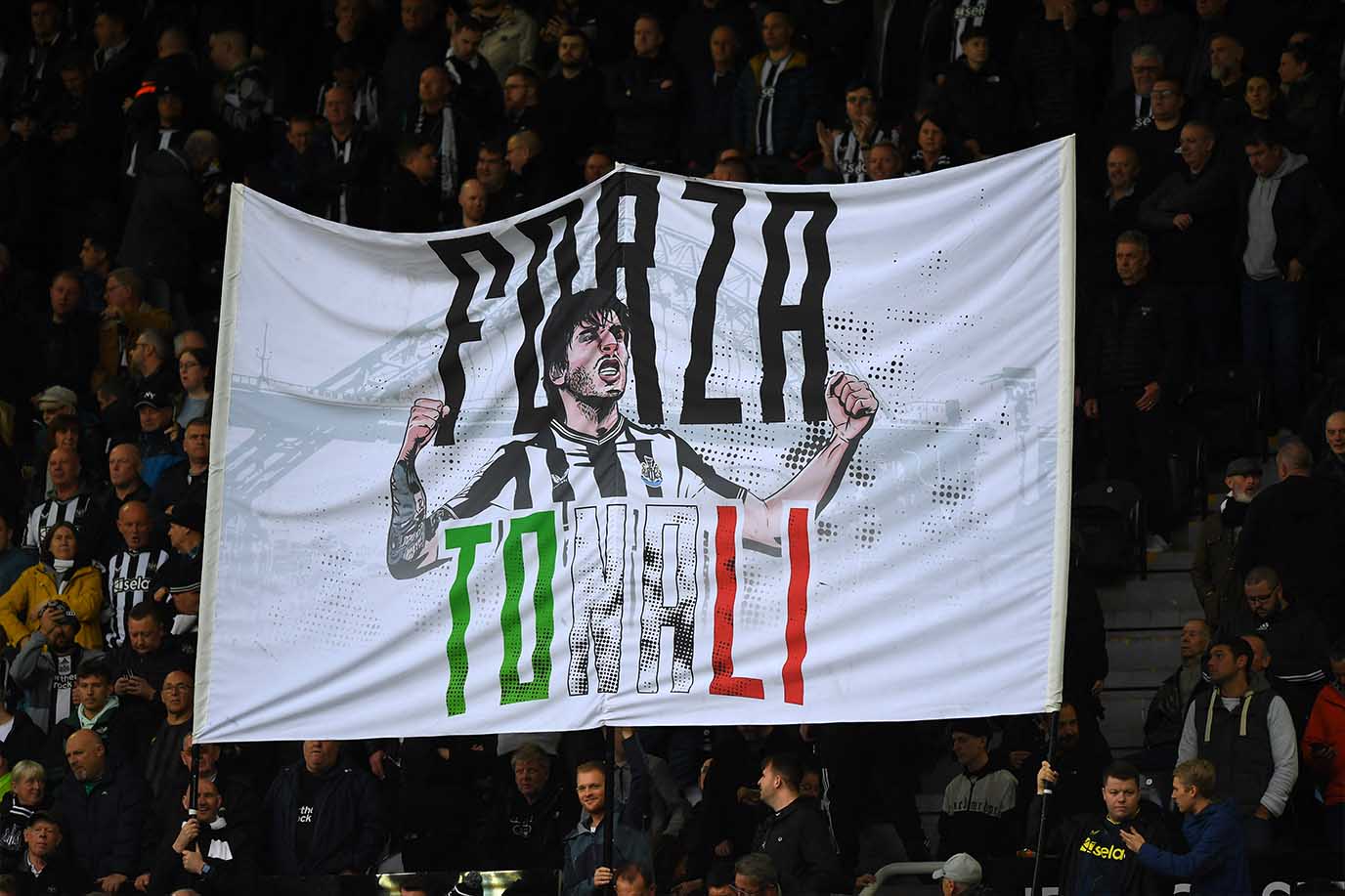 Sự ủng hộ của người hâm mộ Newcastle dành cho Sandro Tonali rất lớn. Ảnh: AFP