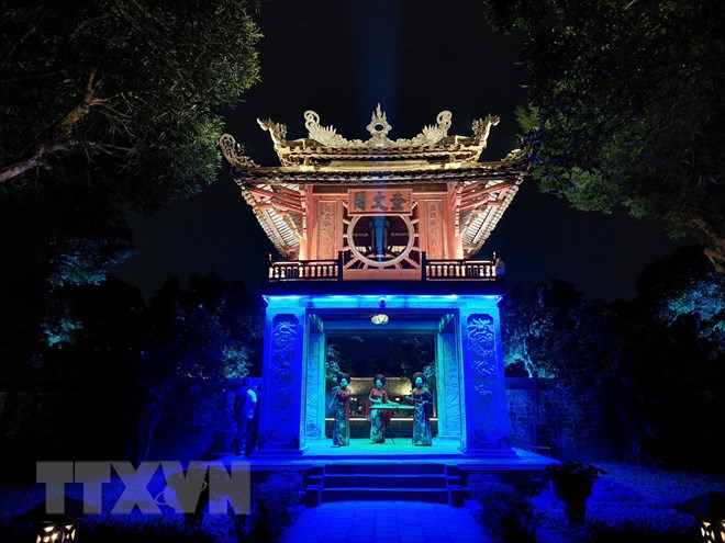 Độc đáo tour du lịch đêm Văn Miếu - Quốc Tử Giám. Ảnh: Đinh Thuận/TTXVN