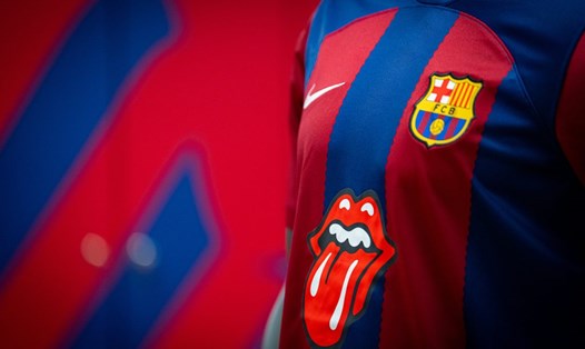 Chiếc áo đấu khá lạ mắt của Barcelona khi được gắn logo "thè lưỡi" của The Rolling Stones. Ảnh: FC Barca