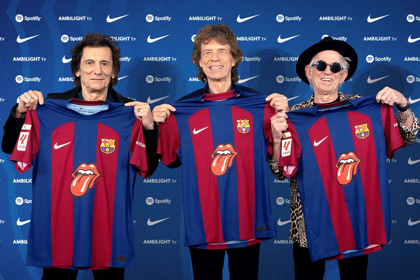 Nhóm nhạc huyền thoại The Rolling Stones và chiếc áo đấu phiên bản đặc biệt. Ảnh: FC Barca