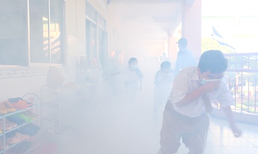 Học sinh Trường tiểu học Ngô Quyền (quận Ninh Kiều, TP Cần Thơ) thực hành thoát hiểm trong hoả hoạn. Ảnh: Yến Phương