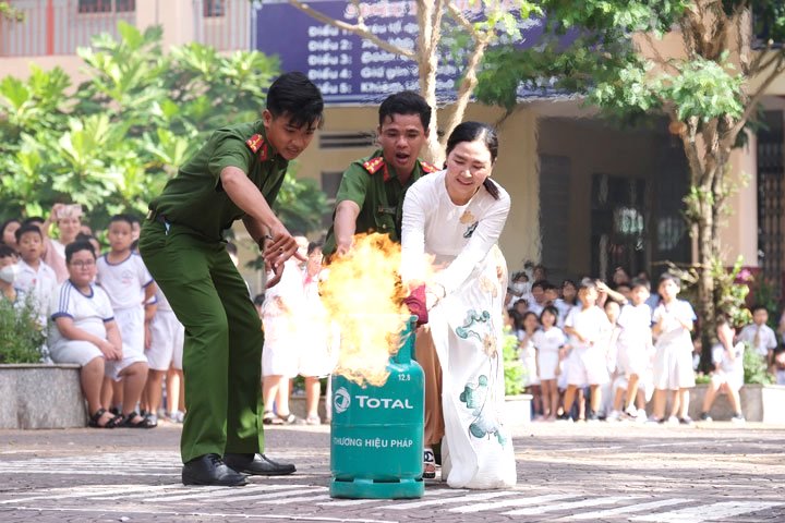 Đồng thời, hướng dẫn giáo viên, học sinh kỹ năng xử lý các tình huống cháy nổ.