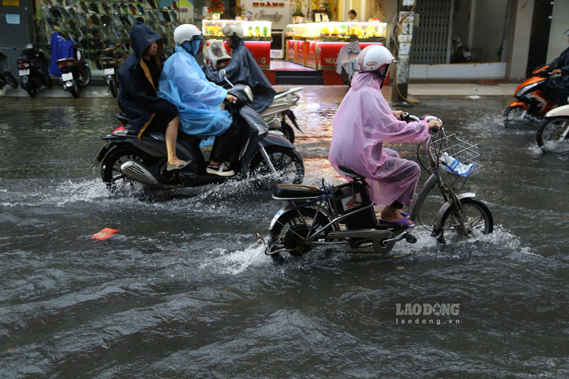 Tại khu vực đường Hùng Vương nước ngập sâu tới nửa bánh xe, nhiều phương tiện gặp khó khăn khi di chuyển qua khu vực này.