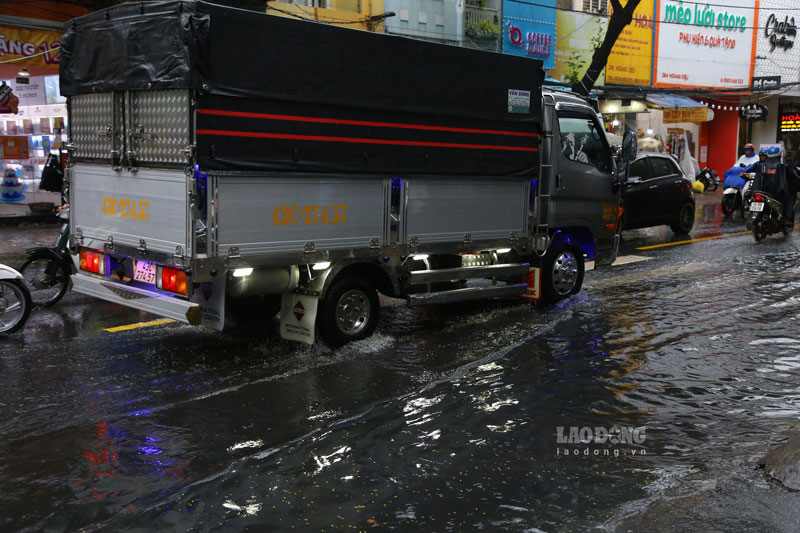 Tại khu vực đường Hoàng Diệu (quận Hải Châu) nước cũng lênh láng mặt đường.