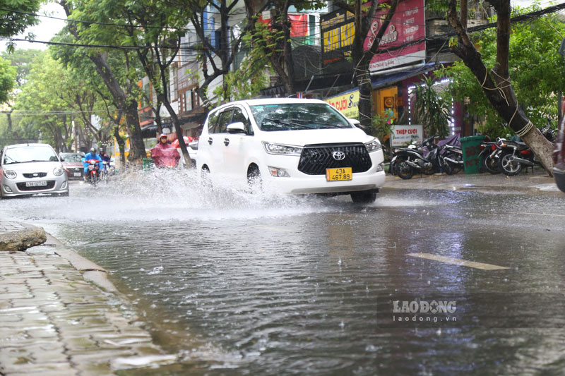   Tại đường Phan Châu Trinh (quận Hải Châu), nước ngập tràn lên cả trên vỉa hè. 