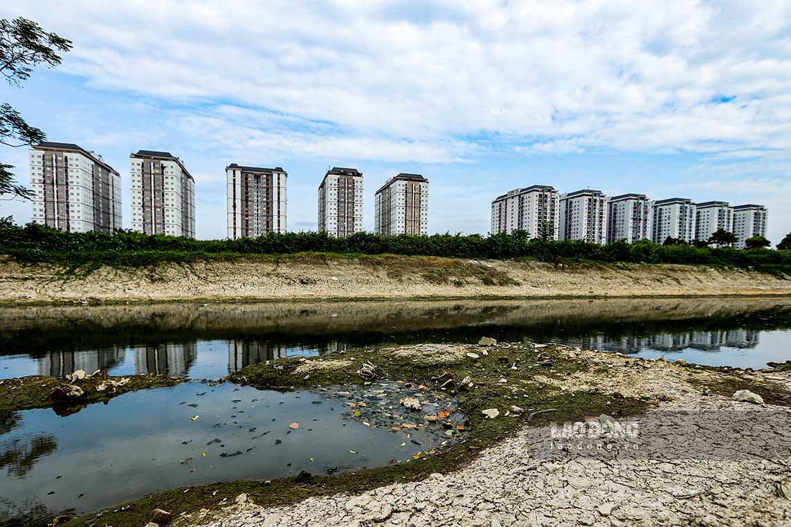 Nằm giữa Trạm cấp nước và Khu đô thị Thanh Hà là con mương ô nhiễm nước đen kịt.