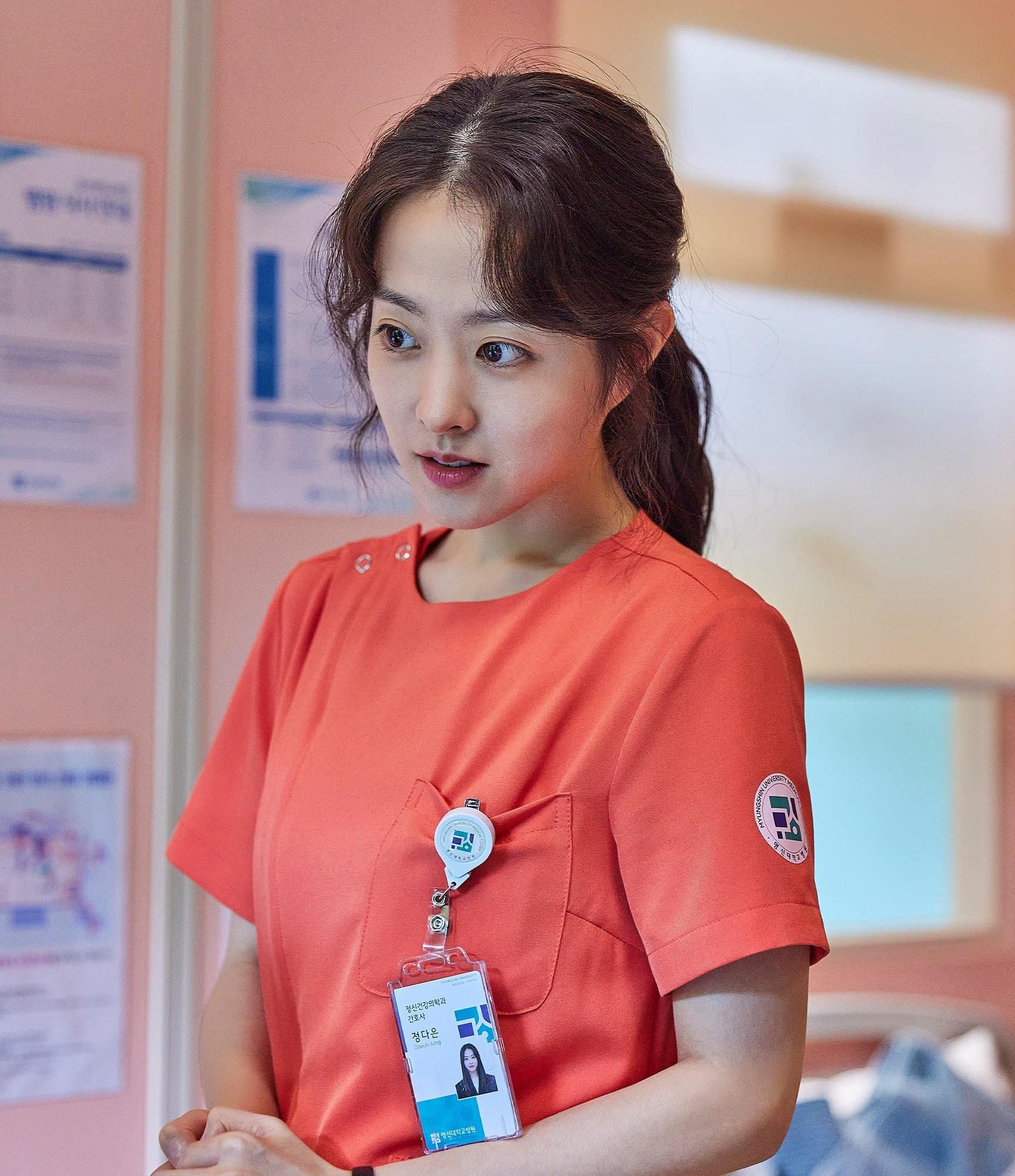 Park Bo Young được khen trong tạo hình y tá năm 3. Ảnh: Nhà sản xuất 