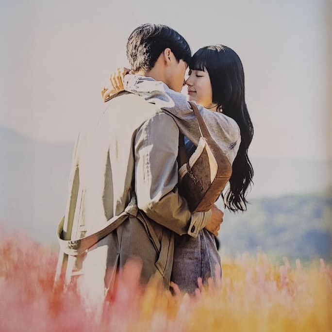 Chi tiết Doona và Won Jun ôm hôn nhau trên cánh đồng