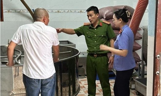 Công an tỉnh Đắk Lắk kiểm tra một cơ sở sản xuất cà phê giả. Ảnh: Cao Nguyên