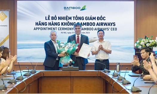 Ông Lương Hoài Nam nhận quyết định Tổng Giám đốc Bamboo Airways Ảnh: BB
