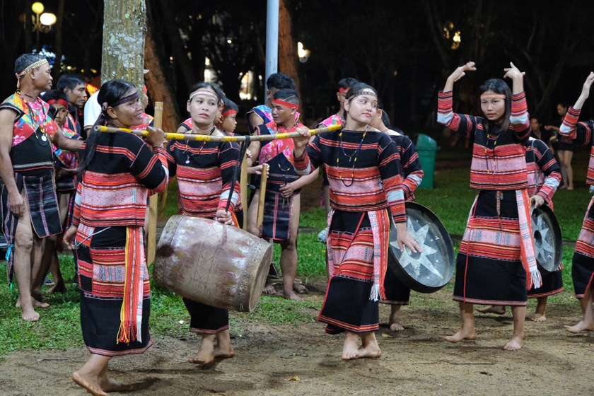 Đội chiêng nữ làng Leng (xã Tơ Tung, huyện Kbang) biển diễn tại Quảng trường Đại Đoàn Kết, TP Pleiku, Gia Lai. Ảnh: Hoàng Ngọc