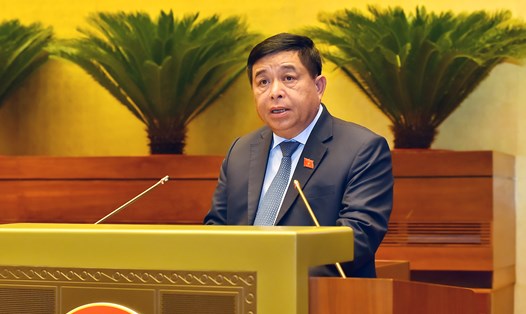 Bộ trưởng Bộ Kế hoạch và Đầu tư Nguyễn Chí Dũng báo cáo tại phiên họp. Ảnh: Phạm Đông