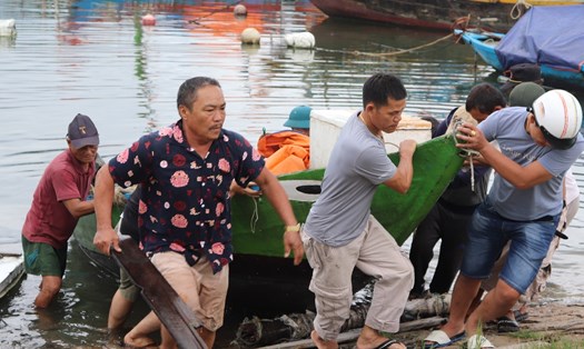 Đà Nẵng giữ liên lạc với tàu thuyền khi có mưa to, gió lớn. Ảnh: Nguyễn Linh