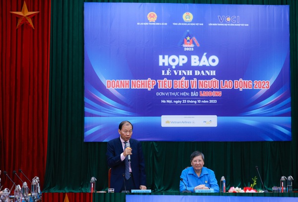 Ông Hoàng Quang Phòng - Phó Chủ tịch Liên đoàn Thương mại và Công nghiệp Việt Nam (VCCI) chia sẻ tại buổi họp báo. Ảnh: Hải Nguyễn.