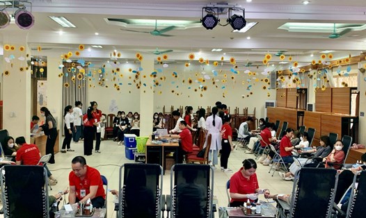 Ngày hội hiến máu với chủ đề “Mặt trời đỏ”  tại Trường Cao đẳng Y tế Hà Nội. Ảnh: CĐCS