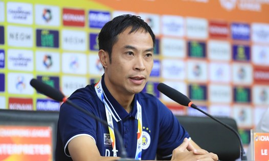 Huấn luyện viên Lê Đức Tuấn là người tạm quyền dẫn dắt Hà Nội FC thi đấu trận cuối lượt đi vòng bảng AFC Champions League 2023-2024 gặp Wuhan Three Town (Trung Quốc). Ảnh: Minh Dân