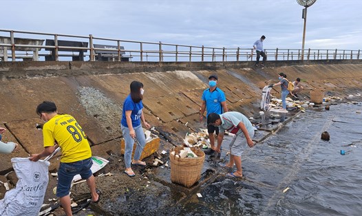 Các bạn trẻ tham gia thu gom rác thải ở Phú Quốc. Ảnh: Nguyên Anh
