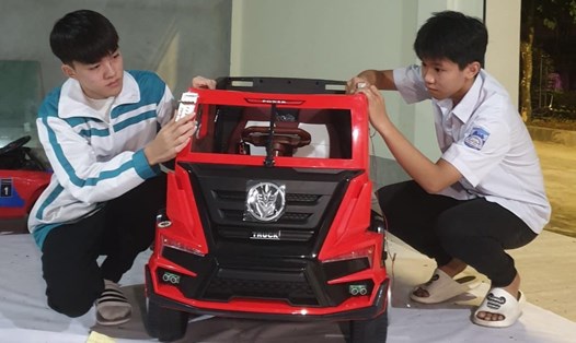 Hai học sinh tại Ninh Bình đoạt giải nhất Cuộc thi sáng tạo toàn quốc. Ảnh: Diệu Anh