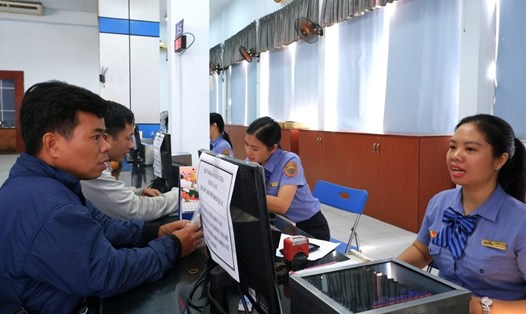 Hành khách mua vé tàu Tết 2024 ở Ga Sài Gòn.  Ảnh: Phương Uyên