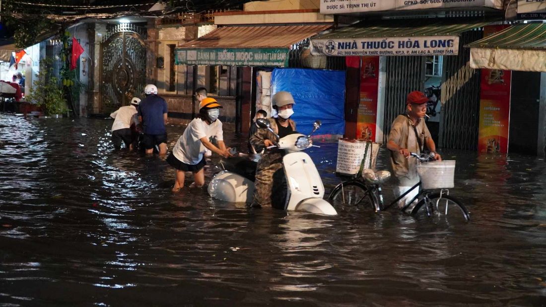 Chiều tối 23.10, tại TPHCM xuất hiện mưa lớn khiến một số tuyến đường như An Dương Vương, Nguyễn Thức Đường, Kênh Nước Đen, Hồ Học Lãm,... (quận Bình Tân) rơi vào tình trạng ngập sâu.