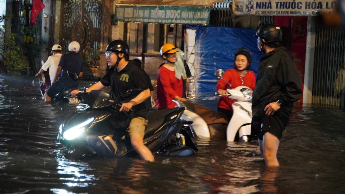 Hình ảnh tại đường Nguyễn Thức Đường, nước ngập sâu từ 50-80cm, tại một số chỗ ngập sâu đến cả mét khiến việc đi lại, sinh hoạt của người dân nơi đây bị ảnh hưởng.