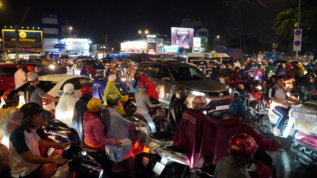 Ghi nhận của Lao Động, tối 23.10 tại nhiều tuyến đường ở TPHCM đang xuất hiện tình trạng ùn ứ, kẹt nghiêm trọng. Hình ảnh phương tiện ùn ứ tại Vòng Xoay Mũi Tàu (quận Bình Tân).