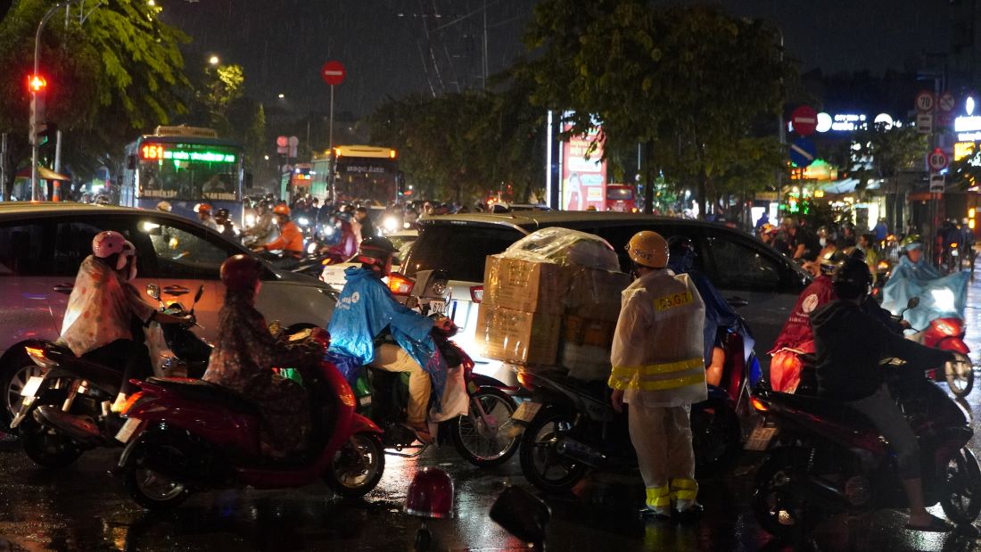 Tại giao lộ giữa đường Kinh Dương Vương - Tên Lửa CSGT đã có mặt để điều tiết giao thông.