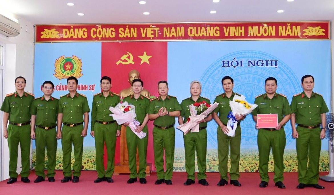 Đại tá Lê Nguyên Trường - PGĐ Công an TP Hải Phòng khen thưởng lực lượng phá án chiều 23.10. Ảnh: CA Hải Phòng
