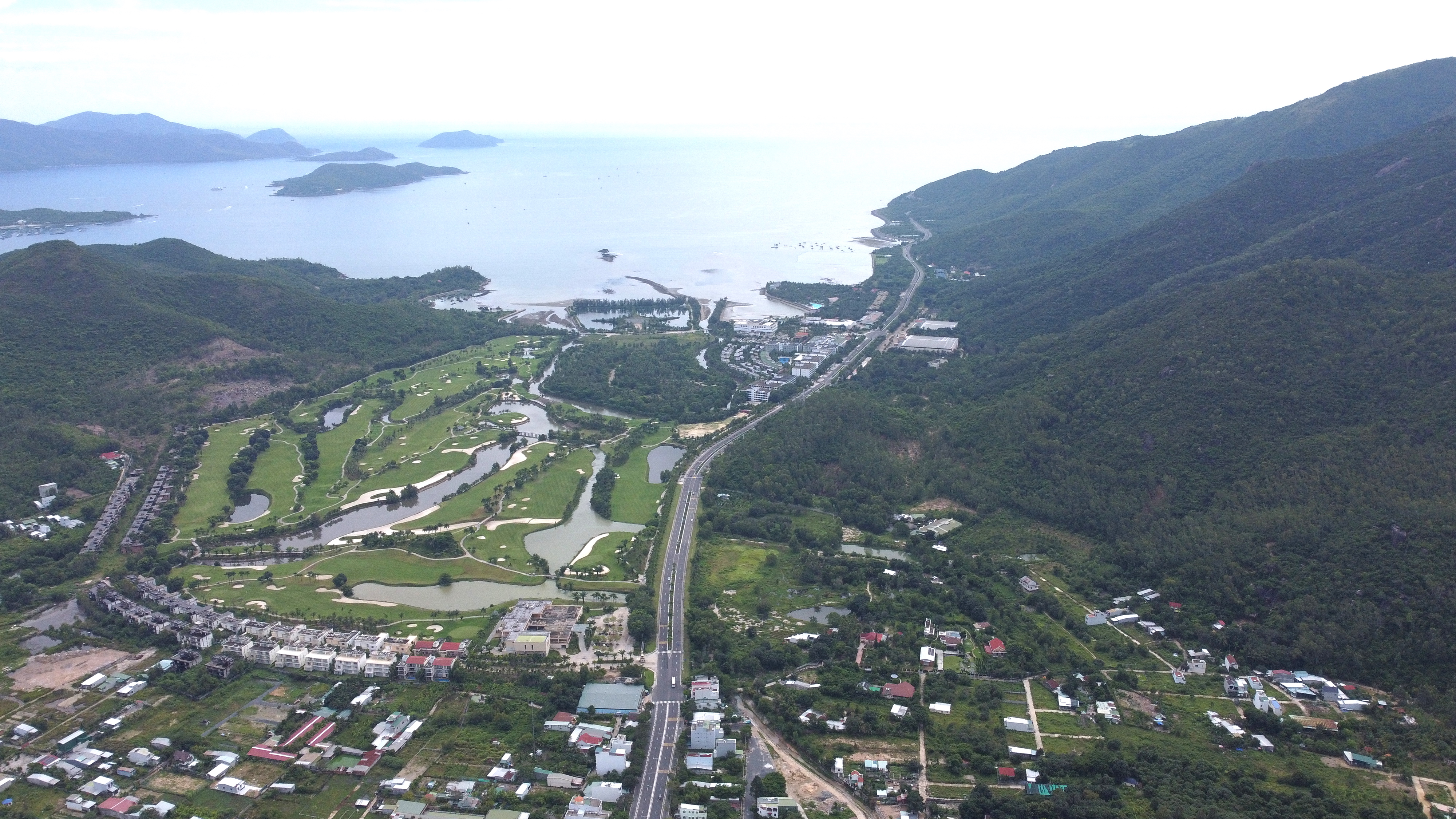 Dự án sông Lô Nha Trang bỏ hoang hơn 20 năm vẫn chậm tiến độ. Ảnh: Hữu Long