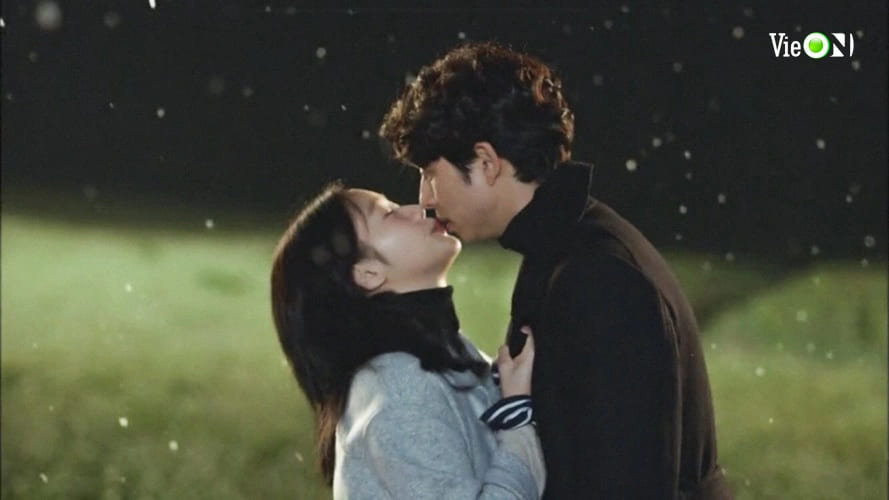 “Goblin” có nhiều cảnh hôn ngọt ngào giữa Gong Yoo và “cô dâu” Kim Go Eun. Ảnh: Chụp màn hình