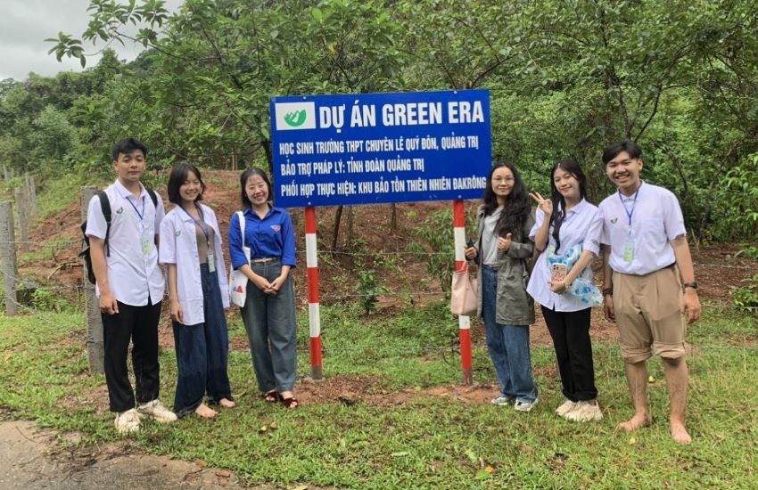 Nhóm học sinh Trường THPT Chuyên Lê Quý Đôn tham gia trồng cây gây rừng. Ảnh: H.T.