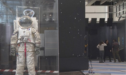 Bảo tàng khoa học Paris ra mắt triển lãm đưa du khách đến Mặt trăng, Sao Hỏa và xa hơn nữa. Ảnh: AFP