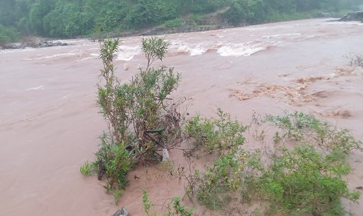 Trong vòng 1 tuần qua, tình hình mưa lũ tại Quảng Bình đang diễn biến phức tạp, nhiều địa bàn huyện Minh Hoá đã bị chia cắt do nước lũ dâng cao. Ảnh: Đức Trí