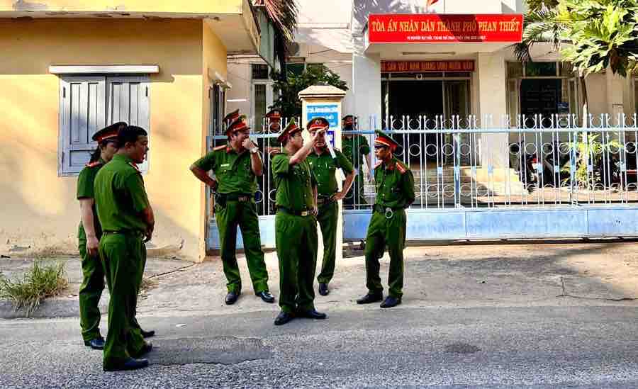 An ninh thắt chặt trước cổng Toà án Nhân dân TP Phan Thiết. Ảnh: Phạm Duy