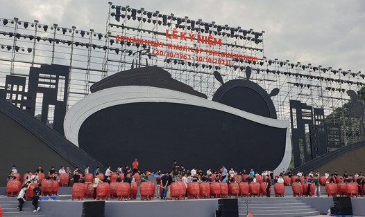 Sân khấu Lễ kỷ niệm 60 năm Ngày thành lập tỉnh Quảng Ninh. Ảnh: Nguyễn Hùng