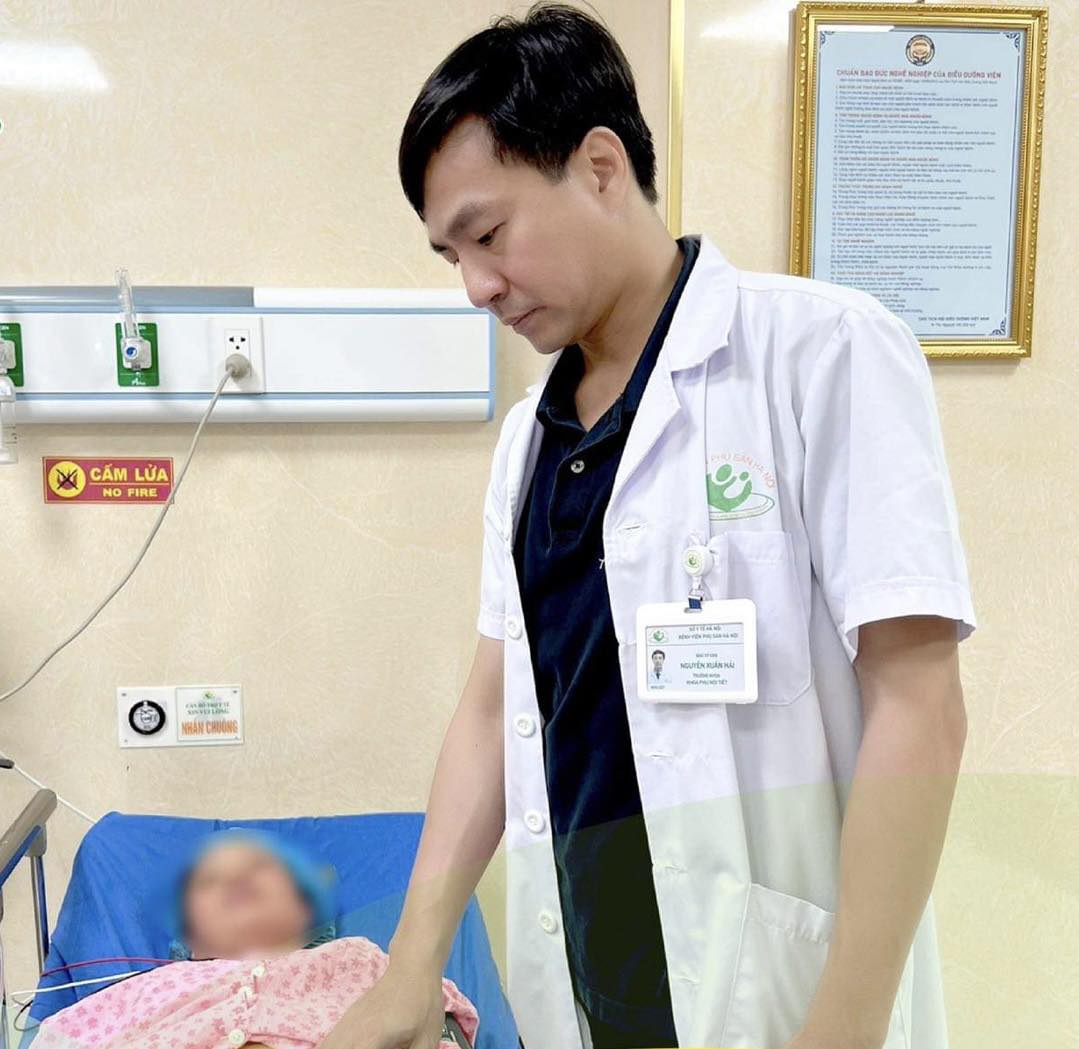 Bác sĩ kiểm tra sức khoẻ cho người bệnh sau ca phẫu thuật. Ảnh: Bệnh viện cung cấp