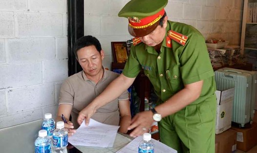 Cơ quan Cảnh sát điều tra Công an tỉnh Bình Thuận tống đạt các Quyết định với bị can Nguyễn Công Kính. Ảnh: Phạm Duy