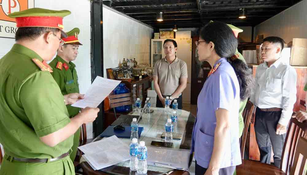 Cơ quan CSĐT Công an tỉnh Bình Thuận đọc Quyết định khởi tố bị can. Ảnh: Phạm Duy