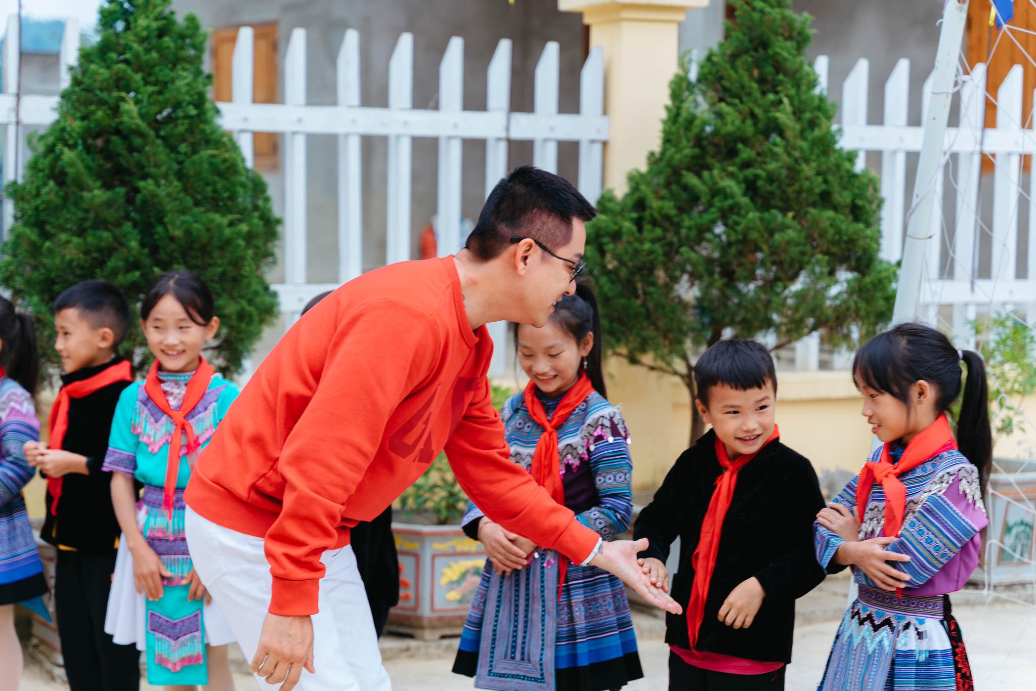 Nam ca sĩ nhận được nhiều sự yêu quý của các em nhỏ tại Lào Cai. Ảnh: Nhân vật cung cấp