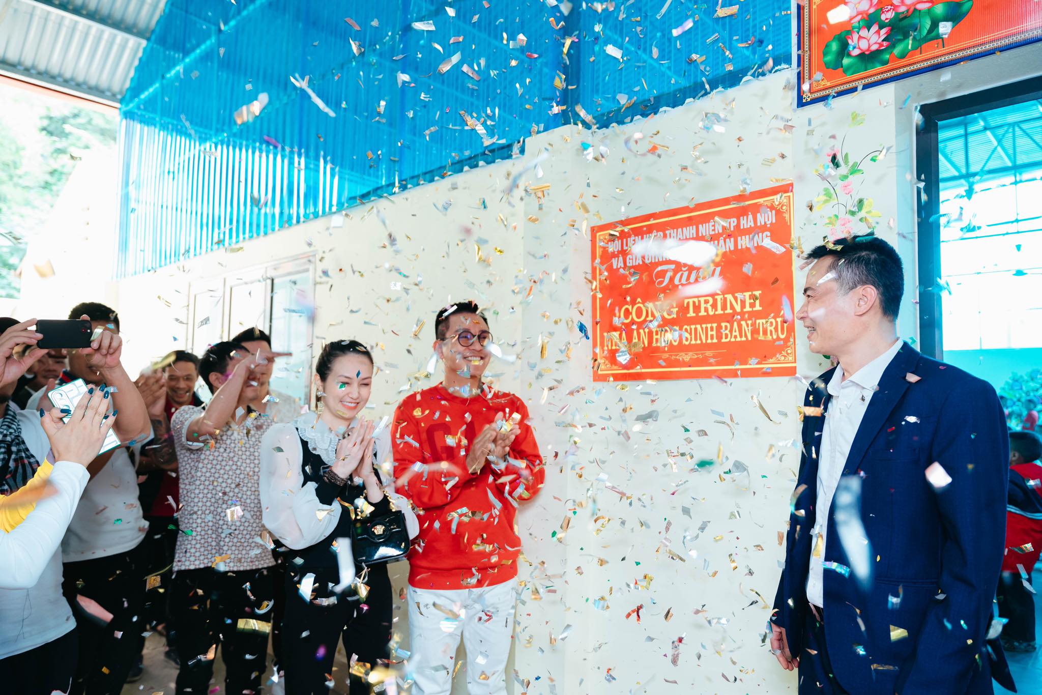 Vợ chồng ca sĩ Tuấn Hưng cùng đồng hành trong các công tác từ thiện. Ảnh: Nhân vật cung cấp