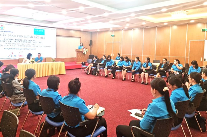 Tập huấn kĩ năng "Làm cha mẹ cho phát triển toàn diện trẻ thơ"