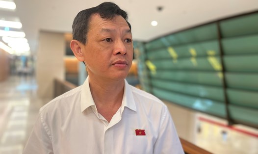 Đại biểu Quốc hội Nguyễn Tri Thức trao đổi với phóng viên Lao Động về vấn đề bỏ thủ tục giấy chuyển tuyến khám chữa bệnh. Ảnh: Cường Ngô